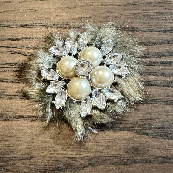 Vintage Bling Jewelry Dress or Scarf Clip Faux Fur, Pearls and Clear Stones - Picture 1 of 3